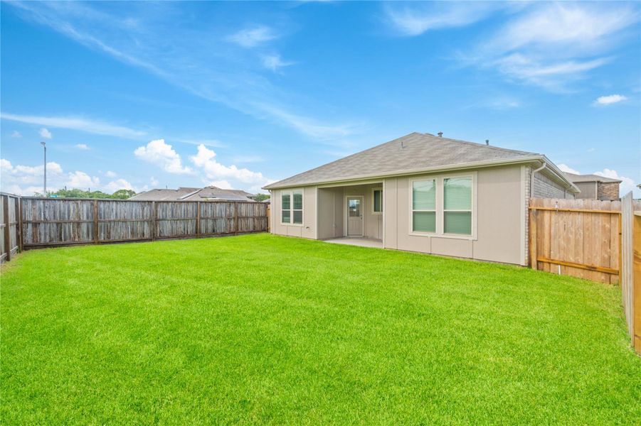 Exterior details and patio area of a home in Mustang Ridge, Alvin (Image 3).