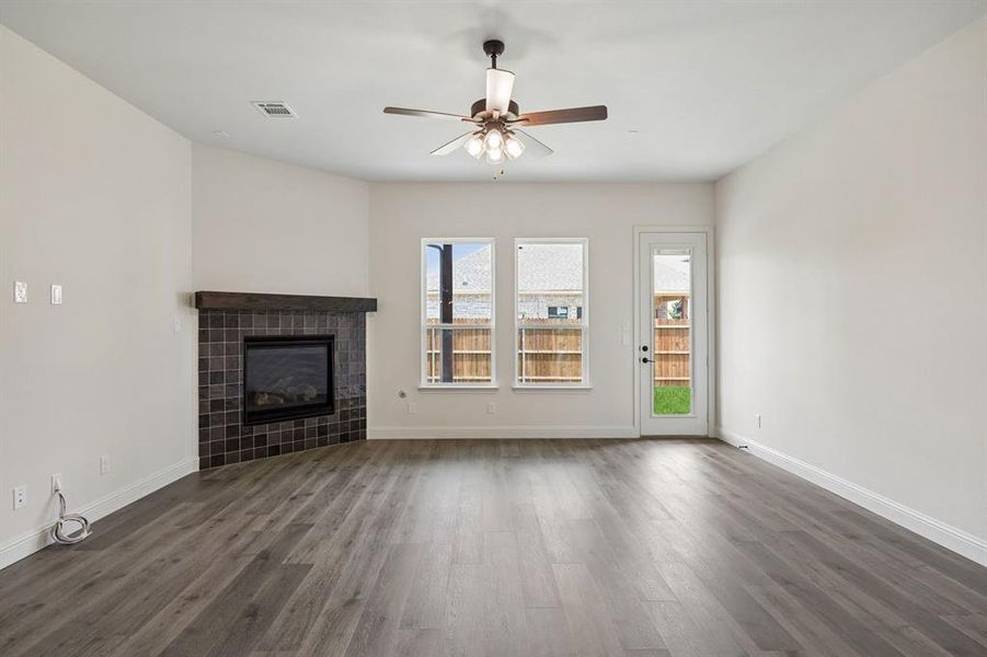 Spacious, unfurnished interior of a new home in Country Lakes, Denton (Image 14).