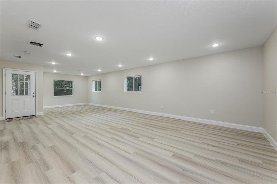 Spacious, unfurnished interior of a new home in , Deland (Image 16).