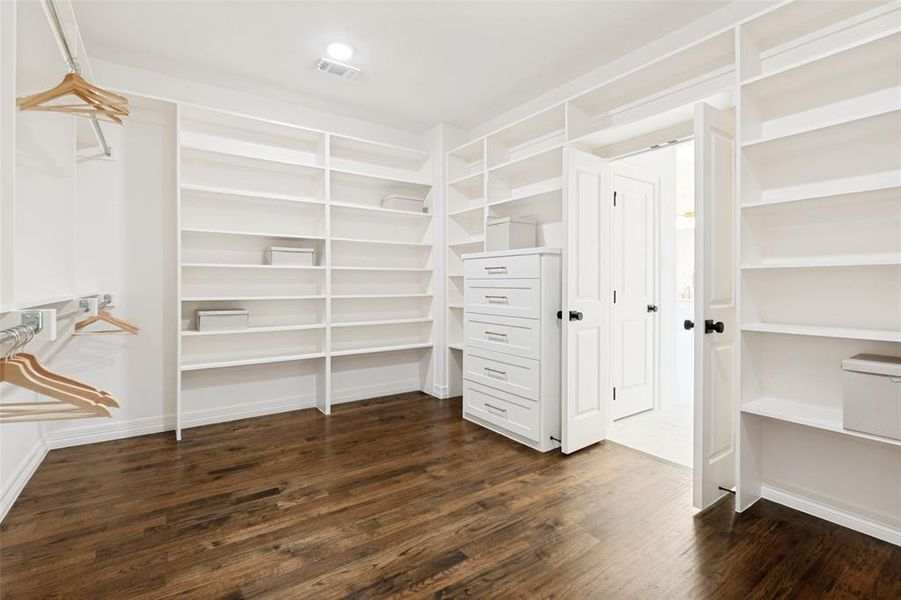 Spacious, unfurnished interior of a new home in , Dallas (Image 20).