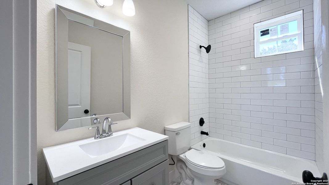 Furnished interior view inside a new home in , Bandera (Image 4).