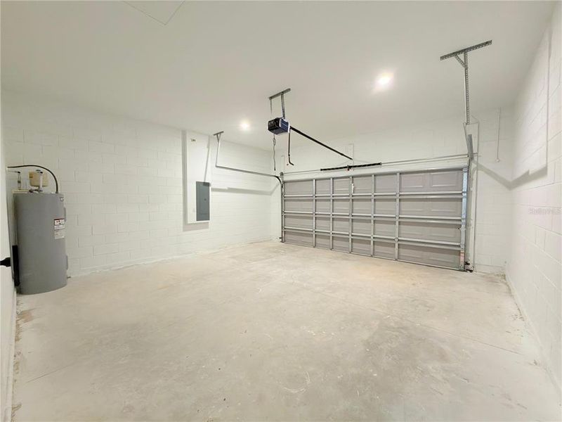 Spacious, unfurnished interior of a new home in , Ocala (Image 24).