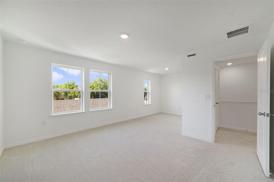 Spacious, unfurnished interior of a new home in Aulin Square, Oviedo (Image 19). Spacious, unfurnished interior of a new home in Aulin Square, Oviedo (Image 19).