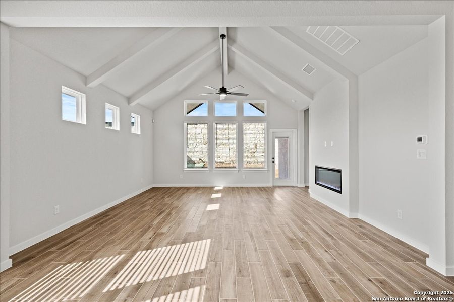 Spacious, unfurnished interior of a new home in Meyer Ranch, New Braunfels (Image 12).