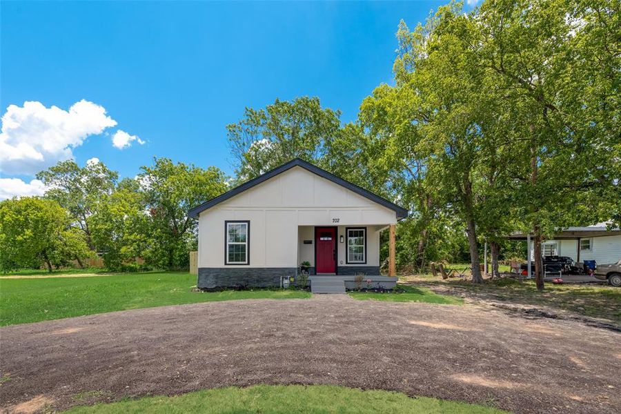 View of front facade with a front yard and covered porch