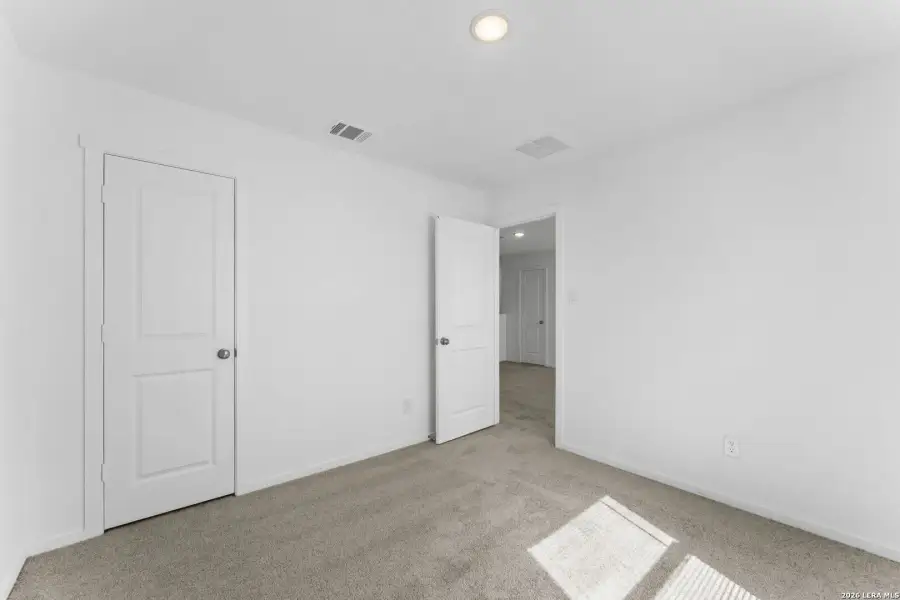 Spacious, unfurnished interior of a new home in Sky Ranch, New Braunfels (Image 13).
