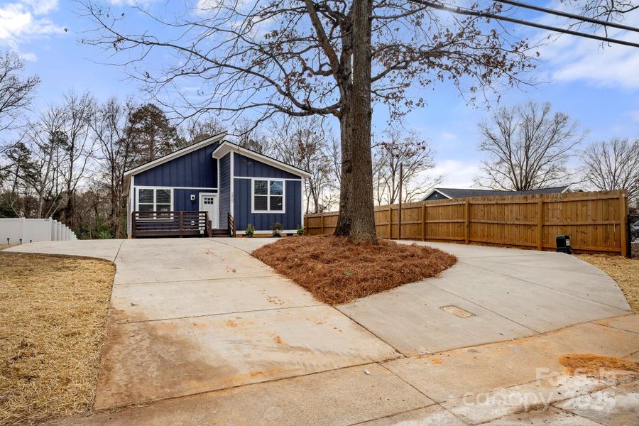 Exterior details and patio area of a home in , Charlotte (Image 23).