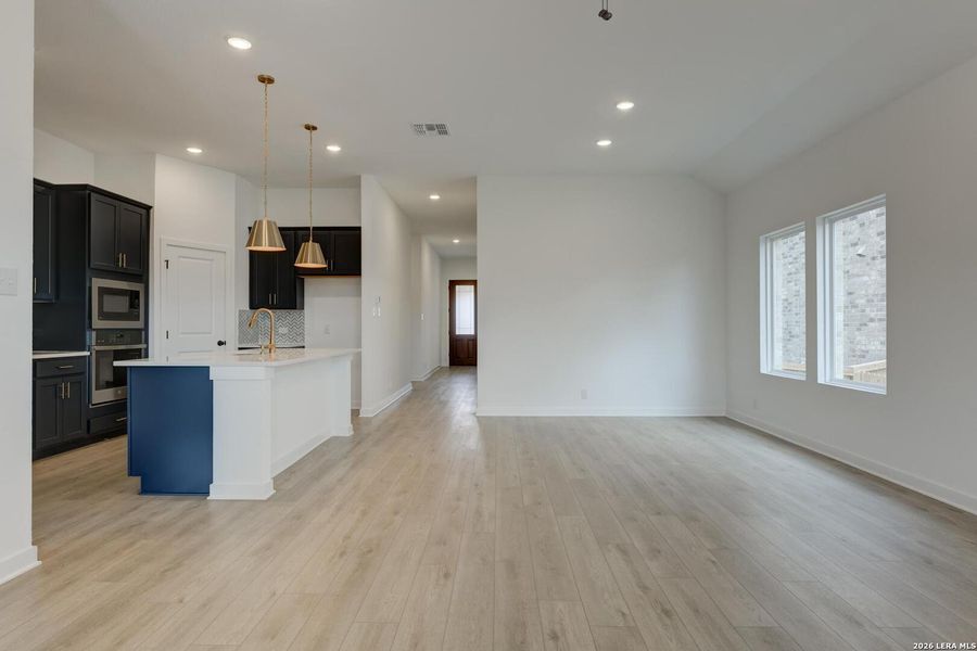 Spacious, unfurnished interior of a new home in Arcadia Ridge, San Antonio (Image 17).