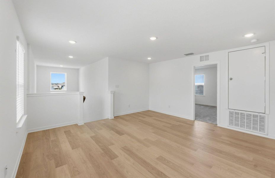 Spacious, unfurnished interior of a new home in Sunfield, Buda (Image 16).