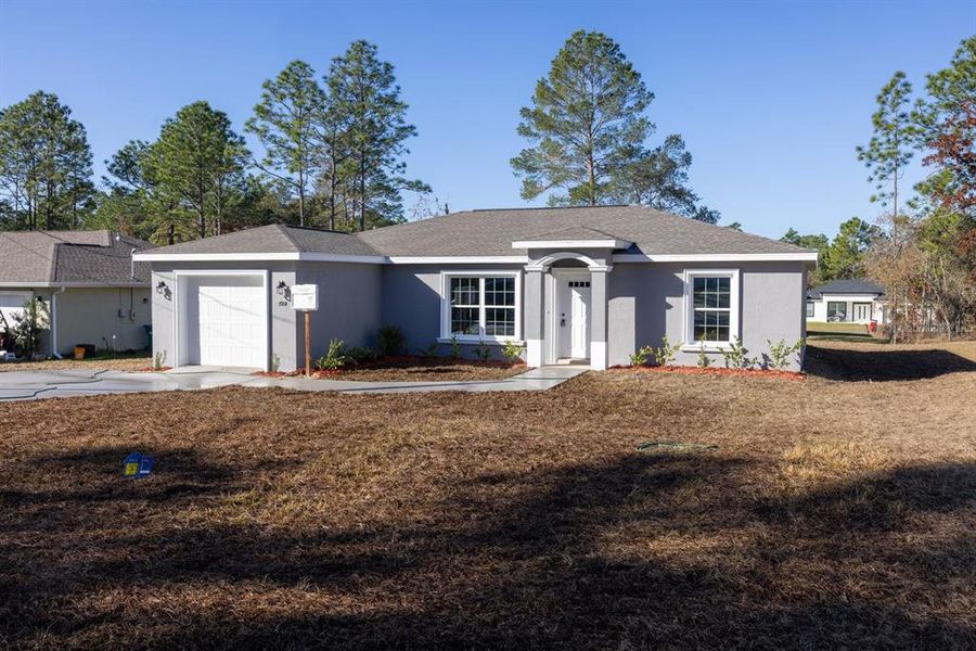 Exterior details and patio area of a home in , Citrus Springs (Image 12).