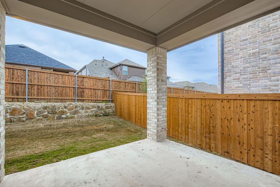Exterior details and patio area of a home in Hillstead, Lavon (Image 4).