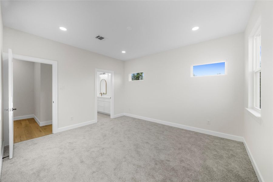 Spacious, unfurnished interior of a new home in , Houston (Image 36).