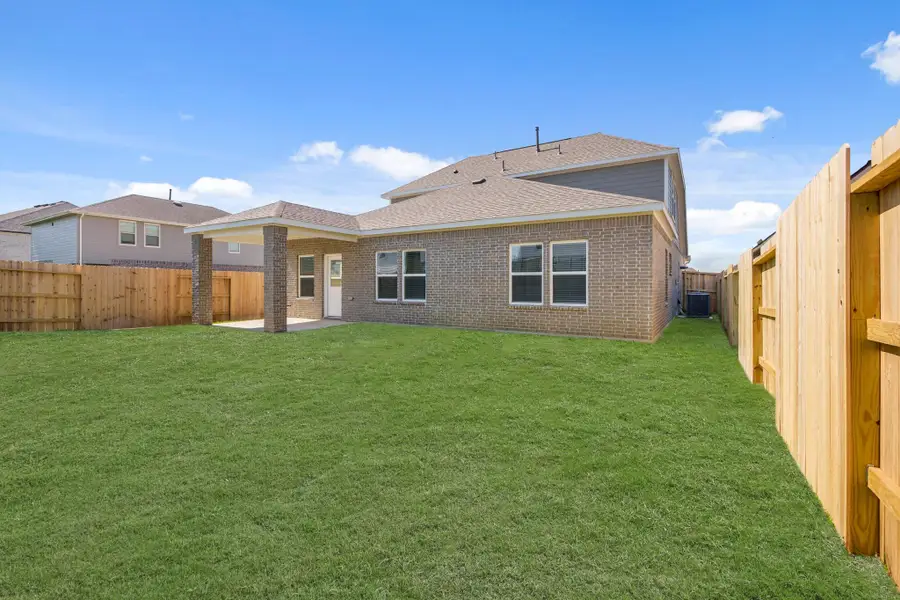 Exterior details and patio area of a home in Lago Mar, Texas City (Image 3).