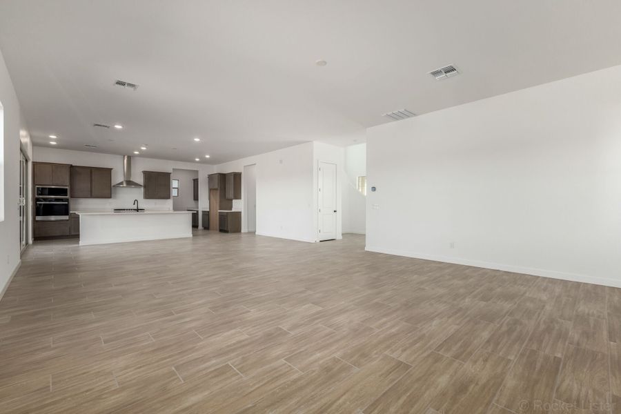 Spacious, unfurnished interior of a new home in Landmarke, San Tan Valley (Image 9).