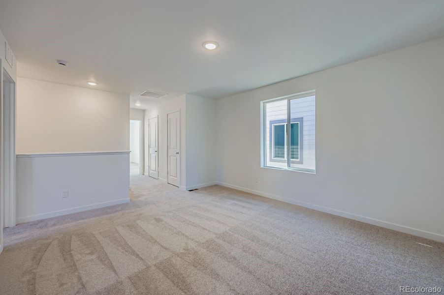 Spacious, unfurnished interior of a new home in Preserve at Mesa Creek, Colorado Springs (Image 9).