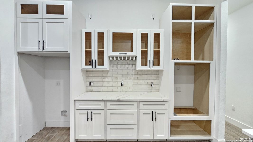 Furnished interior view inside a new home in , La Vernia (Image 6).