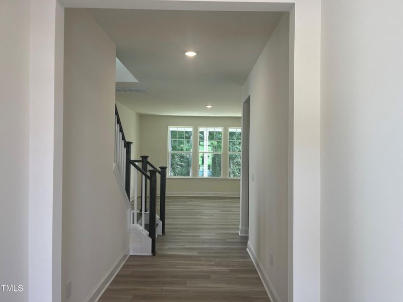 Foyer w/Tray Ceiling