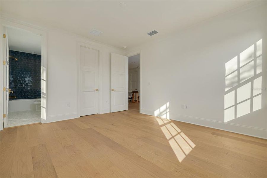 Spacious, unfurnished interior of a new home in , St. Petersburg (Image 46).