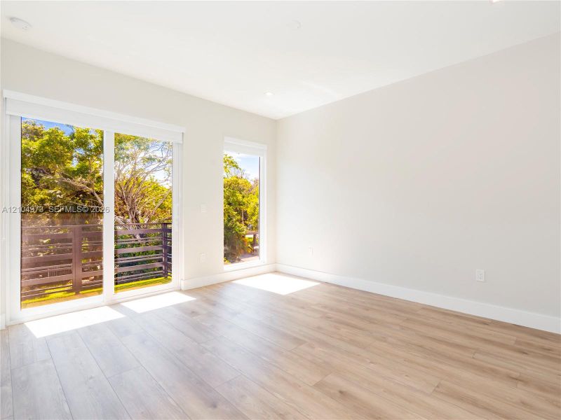 Spacious, unfurnished interior of a new home in , Fort Lauderdale (Image 23).