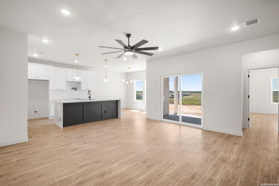Spacious, unfurnished interior of a new home in , La Vernia (Image 12).