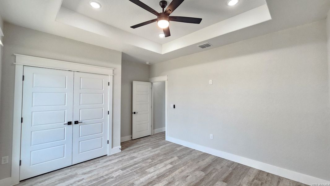 Spacious, unfurnished interior of a new home in , La Vernia (Image 23).