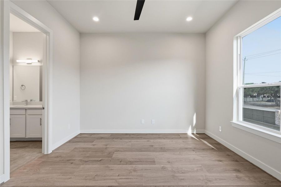 Spacious, unfurnished interior of a new home in Willowbend Point, Houston (Image 22).