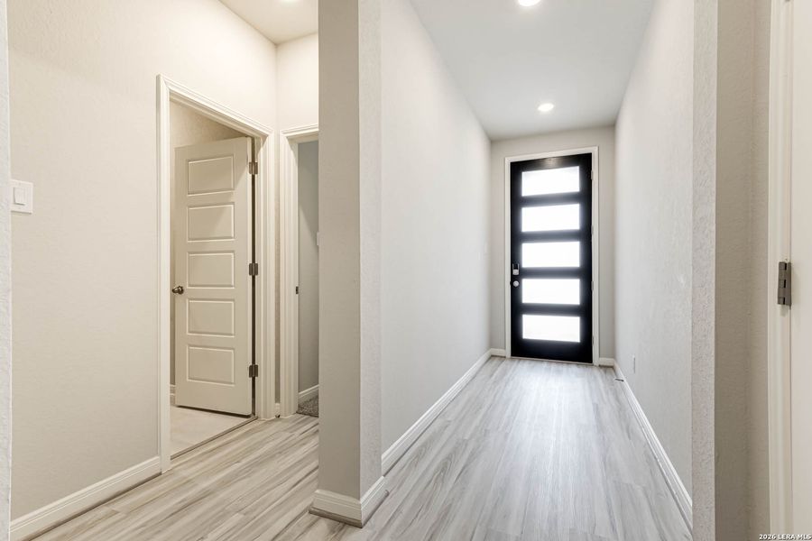 Spacious, unfurnished interior of a new home in Remington Ranch, San Antonio (Image 20).