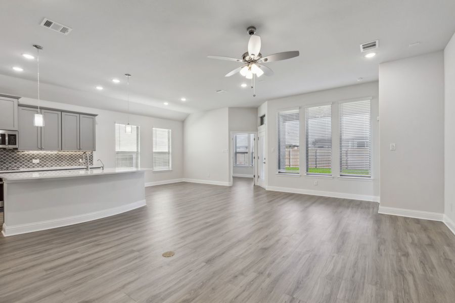 Spacious, unfurnished interior of a new home in Summer Crest, Fort Worth (Image 11). Spacious, unfurnished interior of a new home in Summer Crest, Fort Worth (Image 11).