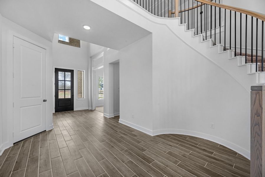 Spacious, unfurnished interior of a new home in Sienna, Missouri City (Image 12).