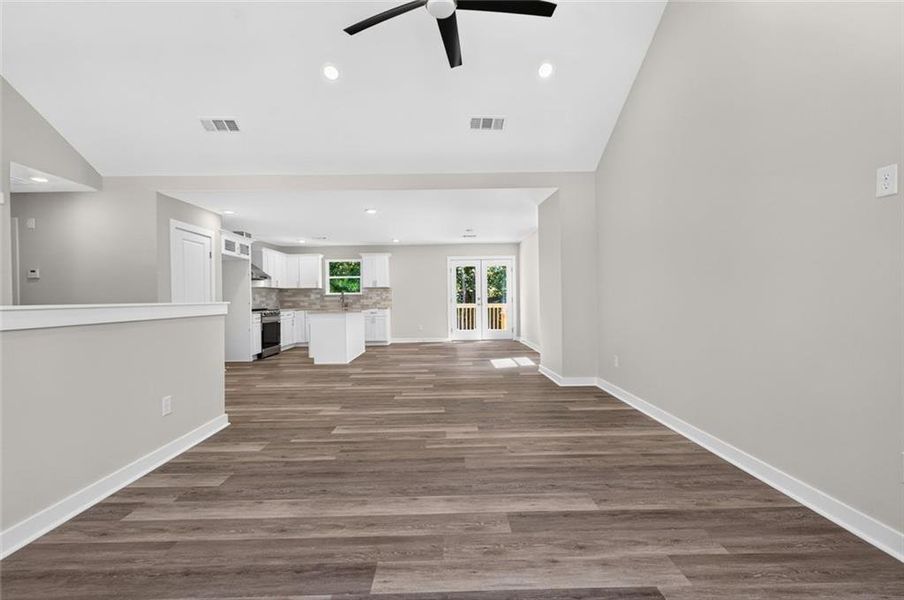 Spacious, unfurnished interior of a new home in , Gainesville (Image 35).