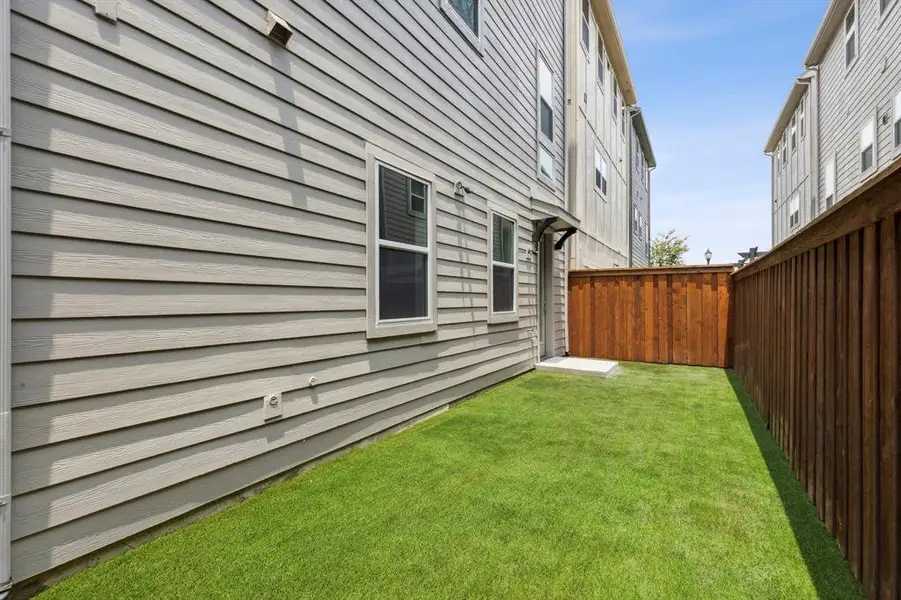 Exterior details and patio area of a home in SoHo Square, Dallas (Image 3).