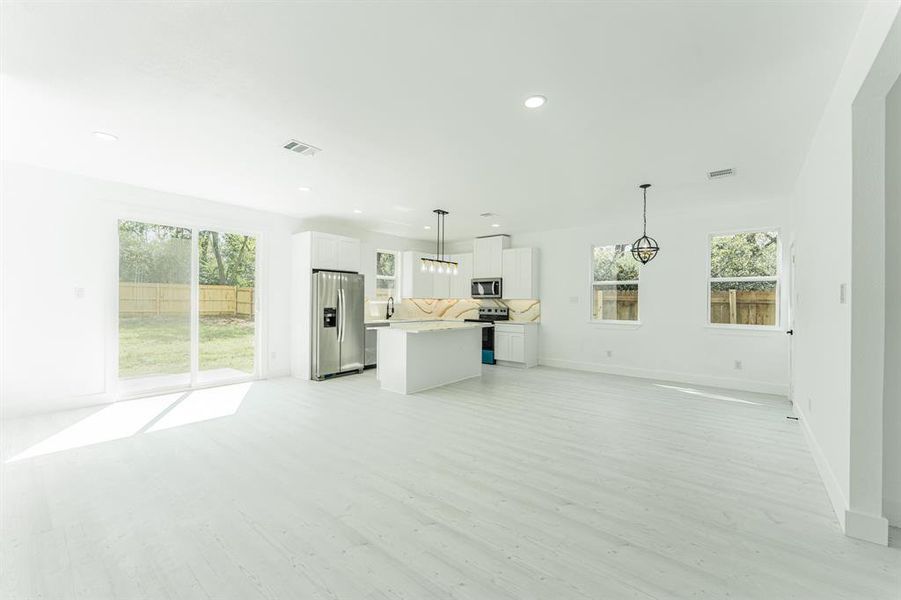 Spacious, unfurnished interior of a new home in , Sulphur Springs (Image 10).