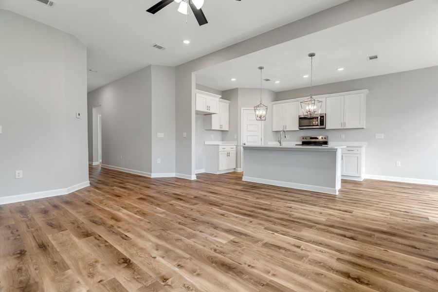 Spacious, unfurnished interior of a new home in Oak Hollow, Crestview (Image 31).
