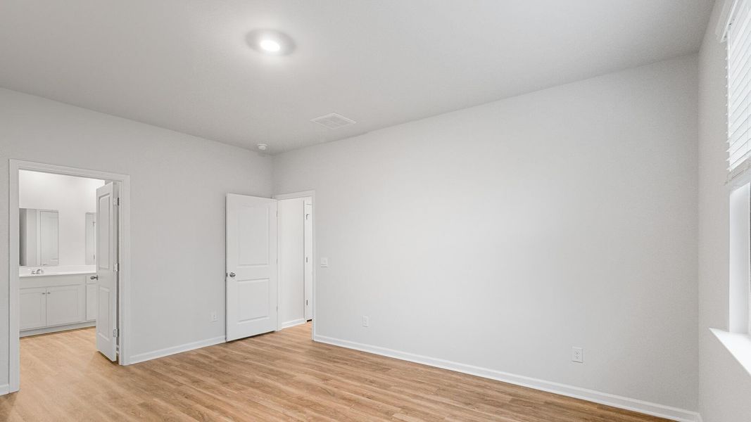 Spacious, unfurnished interior of a new home in , Summerville (Image 11).