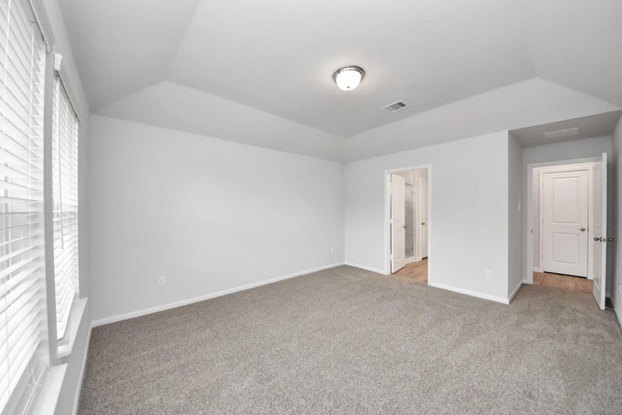 Spacious, unfurnished interior of a new home in Sunrise Cove: Landmark Collection, Texas City (Image 19).