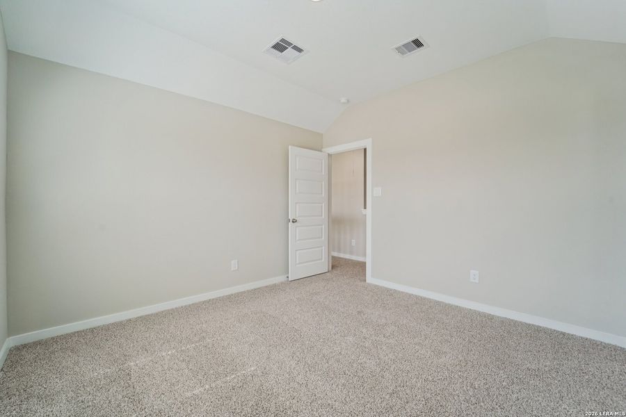 Spacious, unfurnished interior of a new home in Alamo Estates, San Antonio (Image 18).