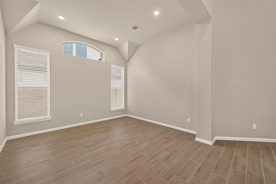 Spacious, unfurnished interior of a new home in , Richmond (Image 22).