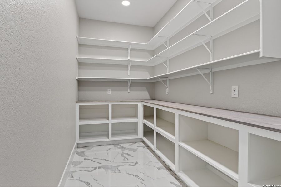 Spacious, unfurnished interior of a new home in , Bandera (Image 25).