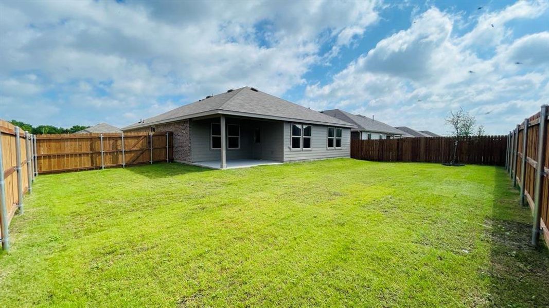 Exterior details and patio area of a home in Sunnycreek, Fort Worth (Image 4).