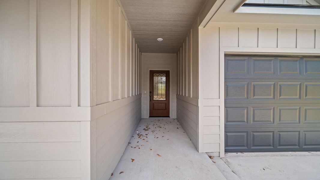 Exterior details and patio area of a home in , Giddings (Image 4).