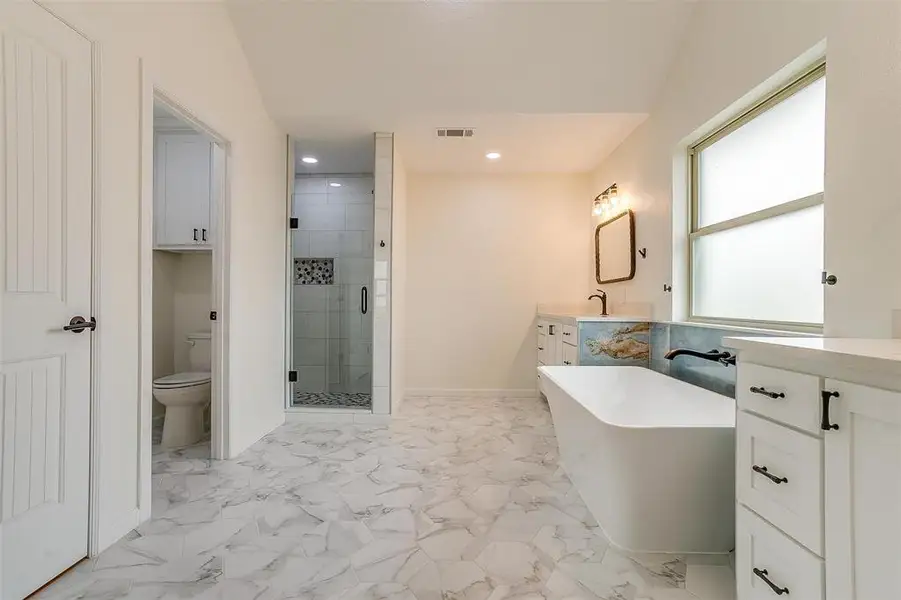 Stunning bathroom with soaker tub and seperate shower Stunning bathroom with soaker tub and seperate shower