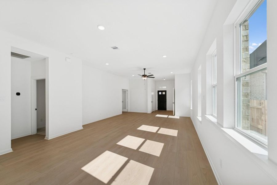 Spacious, unfurnished interior of a new home in The Grand Prairie 40’, Hockley (Image 14).