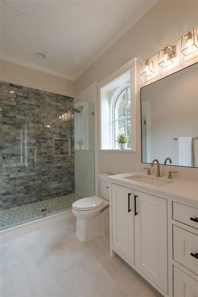 En-suite bath in secondary bedroom.