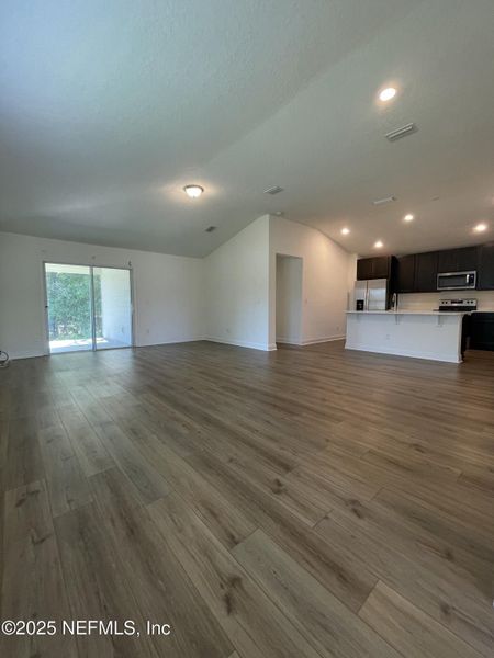 Spacious, unfurnished interior of a new home in Pinewood Place, Middleburg (Image 27).