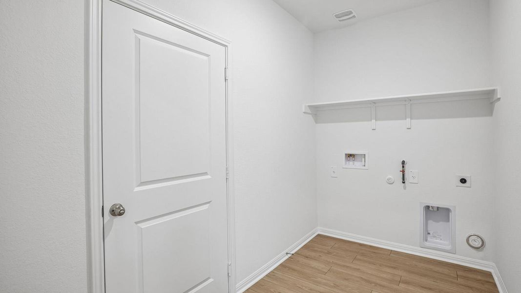 Spacious, unfurnished interior of a new home in Bar W Ranch, Leander (Image 20).