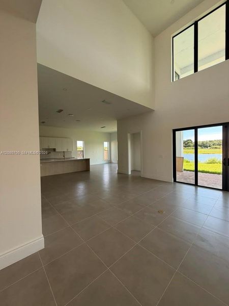 Spacious, unfurnished interior of a new home in , Miami Lakes (Image 7).