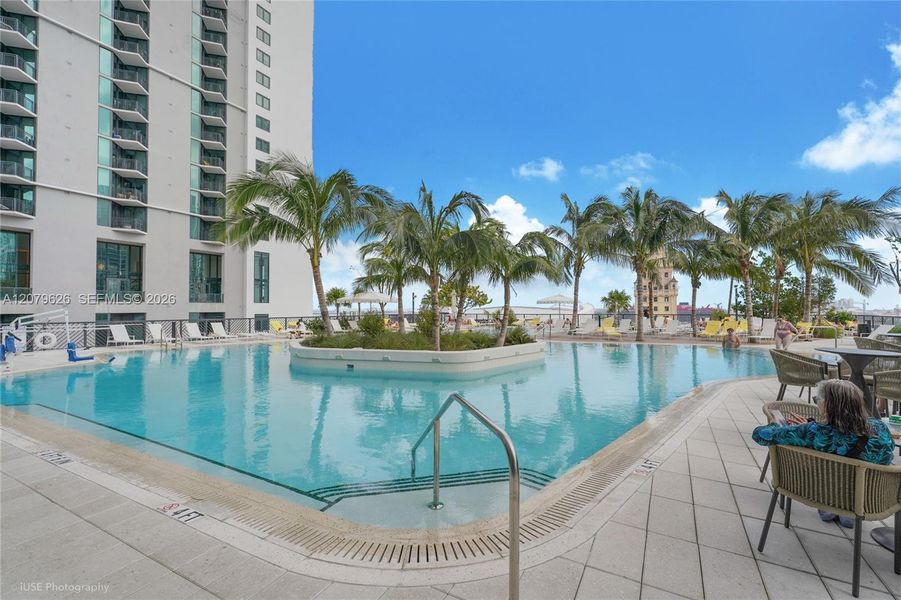 Condo located in Miami, FL showcasing its design and architecture (Image 3).