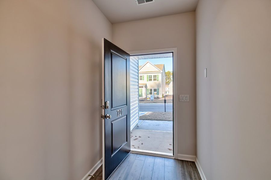 Spacious, unfurnished interior of a new home in Emanuel Creek, West Columbia (Image 16).