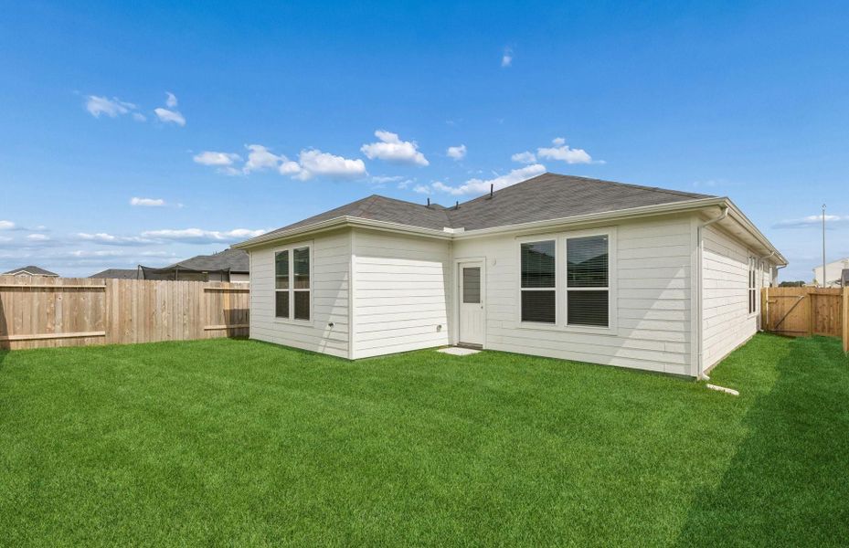 Exterior details and patio area of a home in Stokesbury, Waller (Image 3).