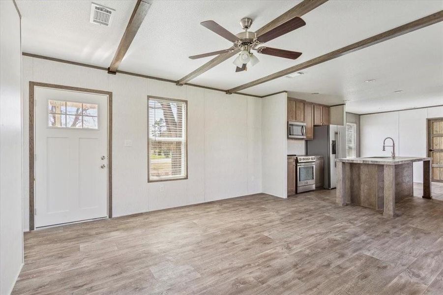 Spacious, unfurnished interior of a new home in , Mexia (Image 14).